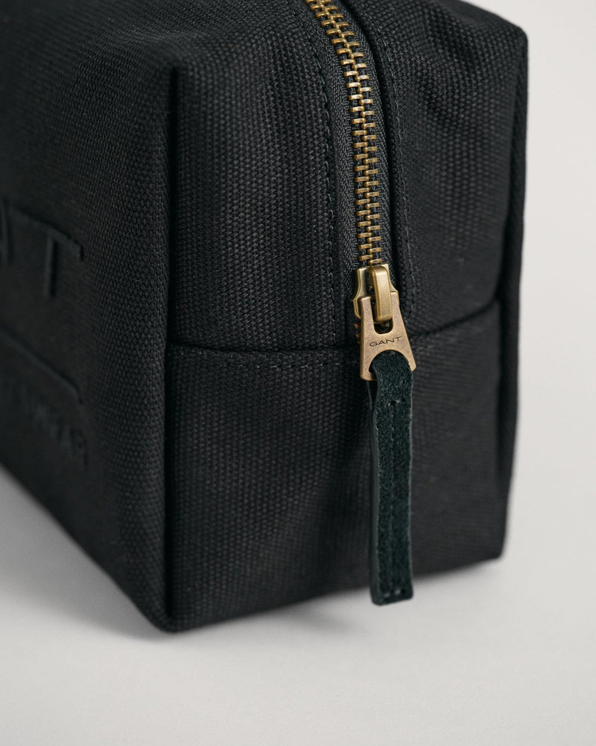Tonal Shield Wash Bag-Accessories-Gant-Aandahls